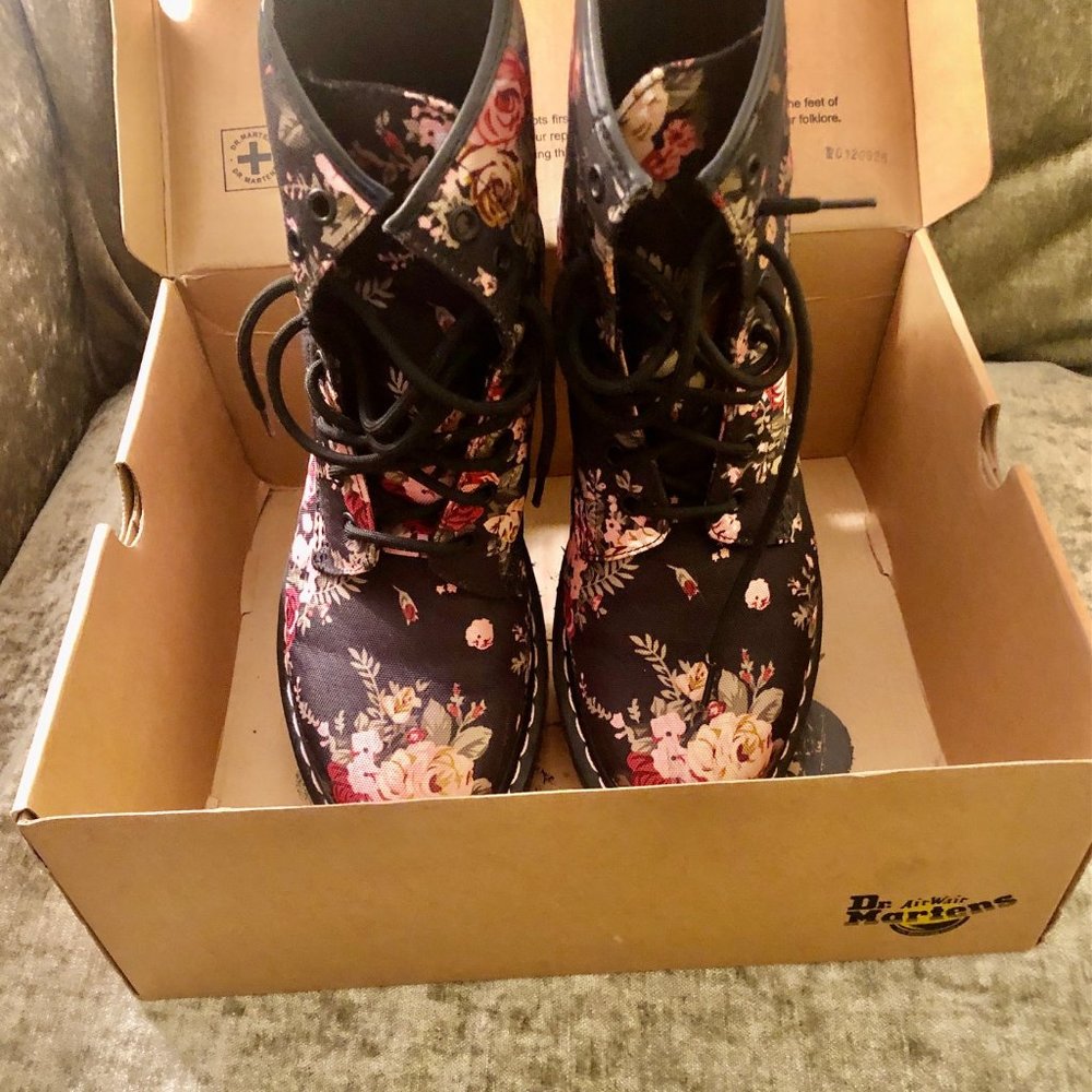 Dr Martens AirWair Boots Victorian Flowers/Black/Pink, Sz 10 Worn Once!